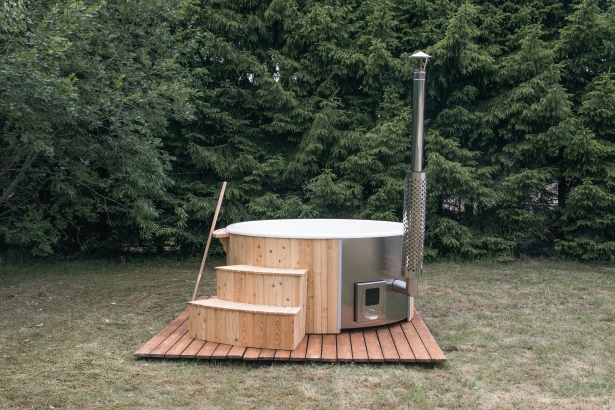 Mini-piscina Spa Hot tub DELUXE din fibra de sticla cu decoratiune exterioara de lemn